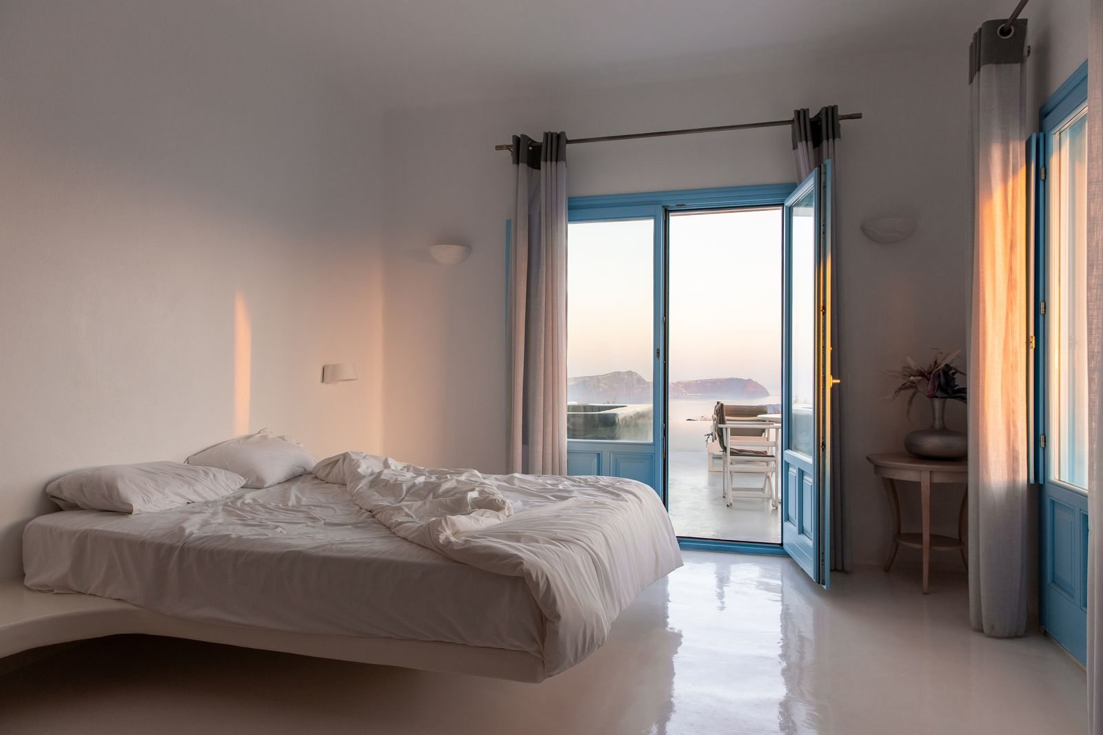 Camera con letto e porte aperte sul balcone