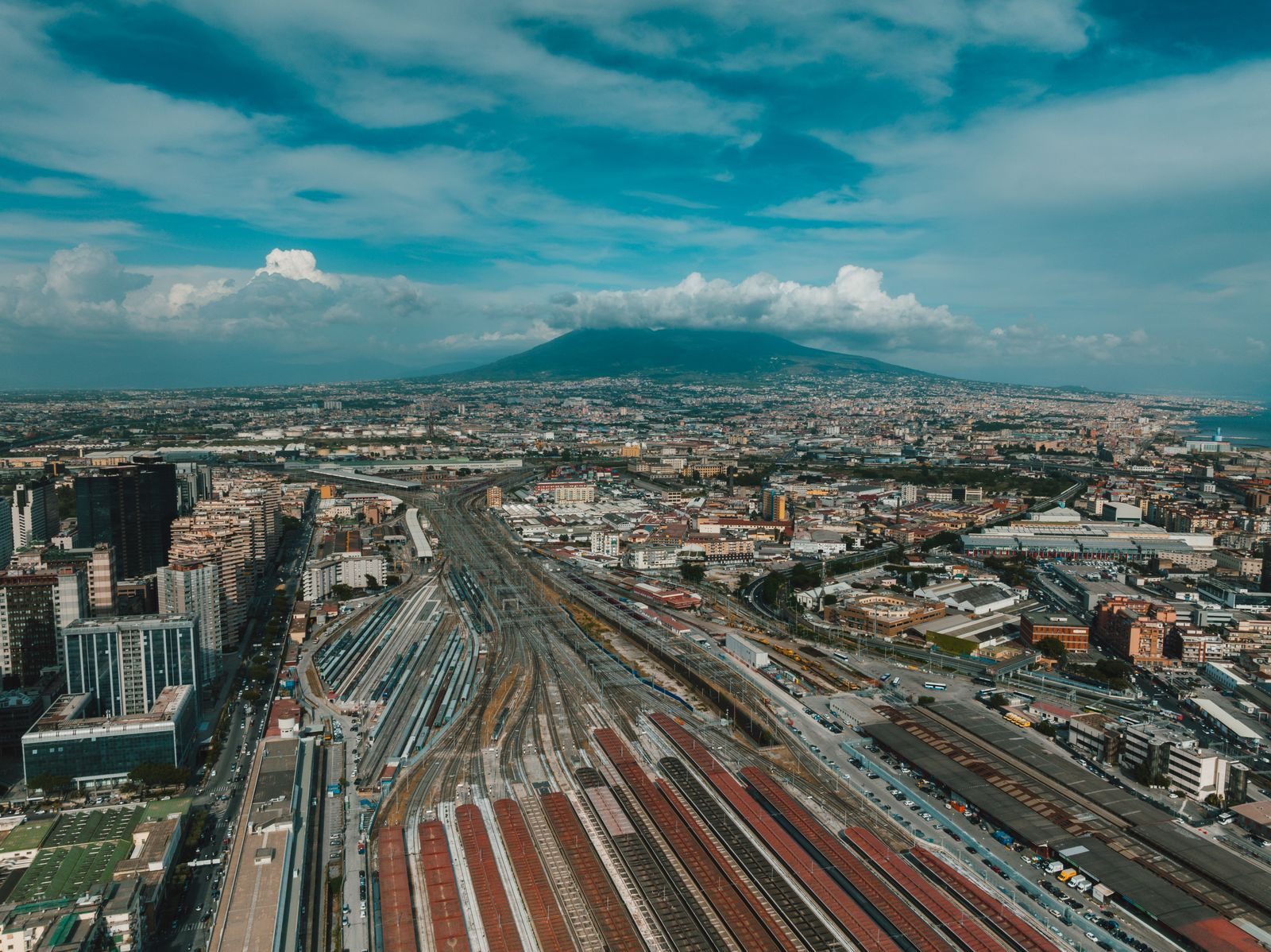 Binari e stazione ferroviaria visti dall'alto