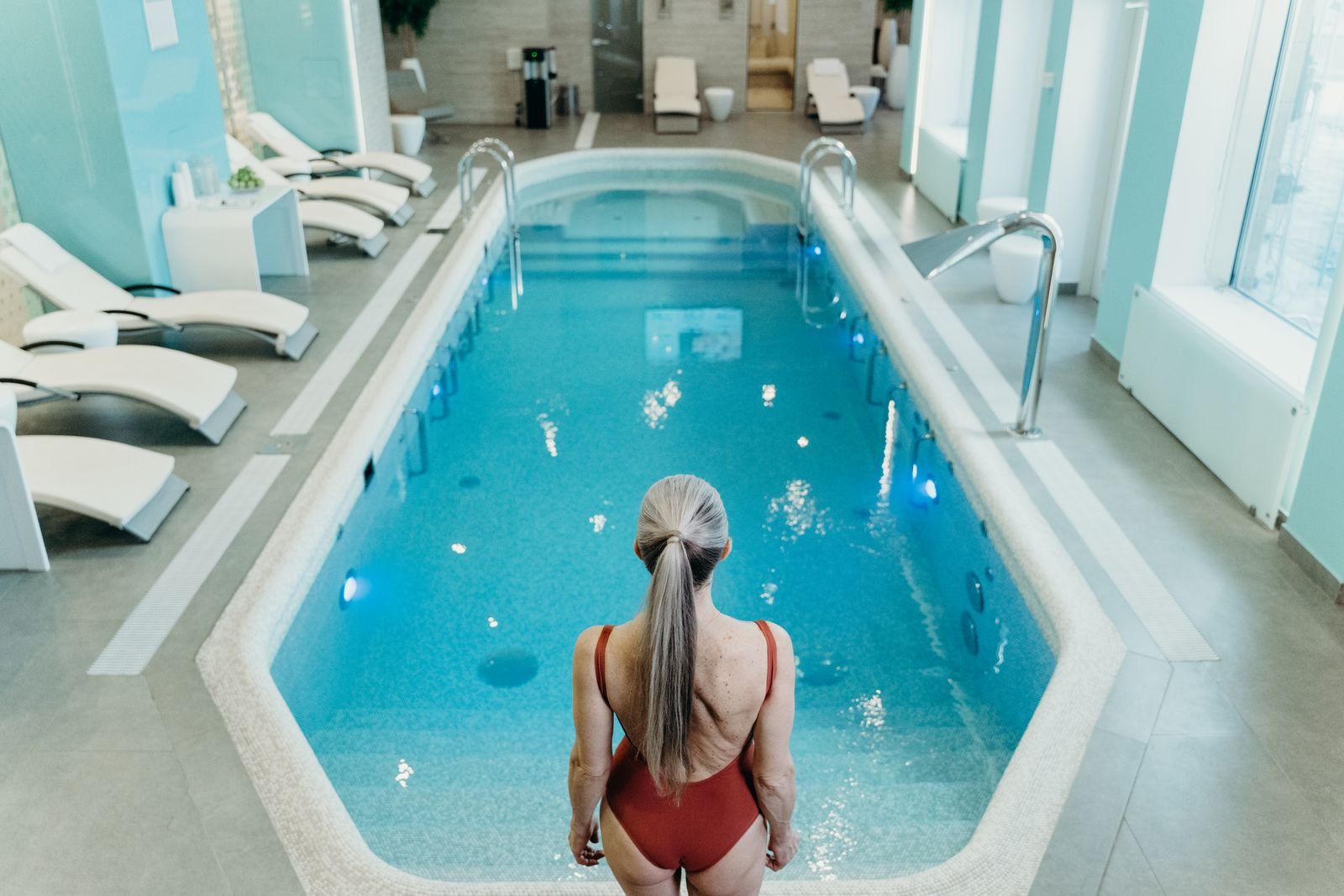 Una visitatrice sul bordo di una piscina coperta