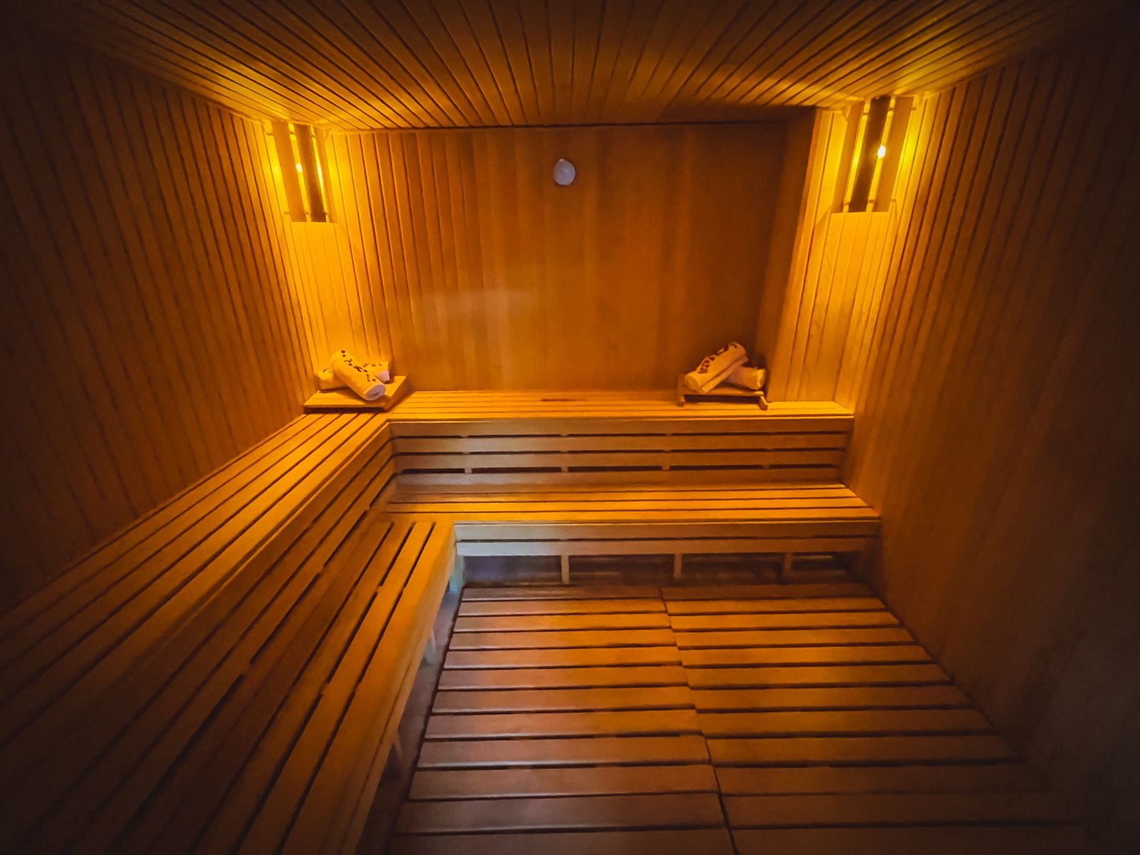 Panche illuminate all'interno di una sauna