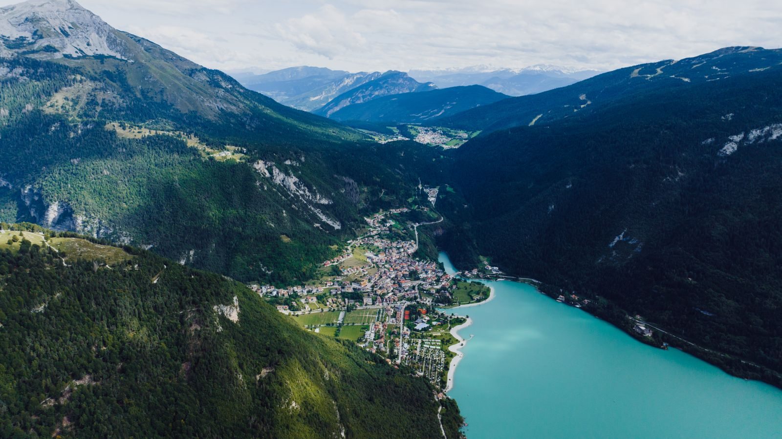 Lago di Molveno e abitato tra le montagne