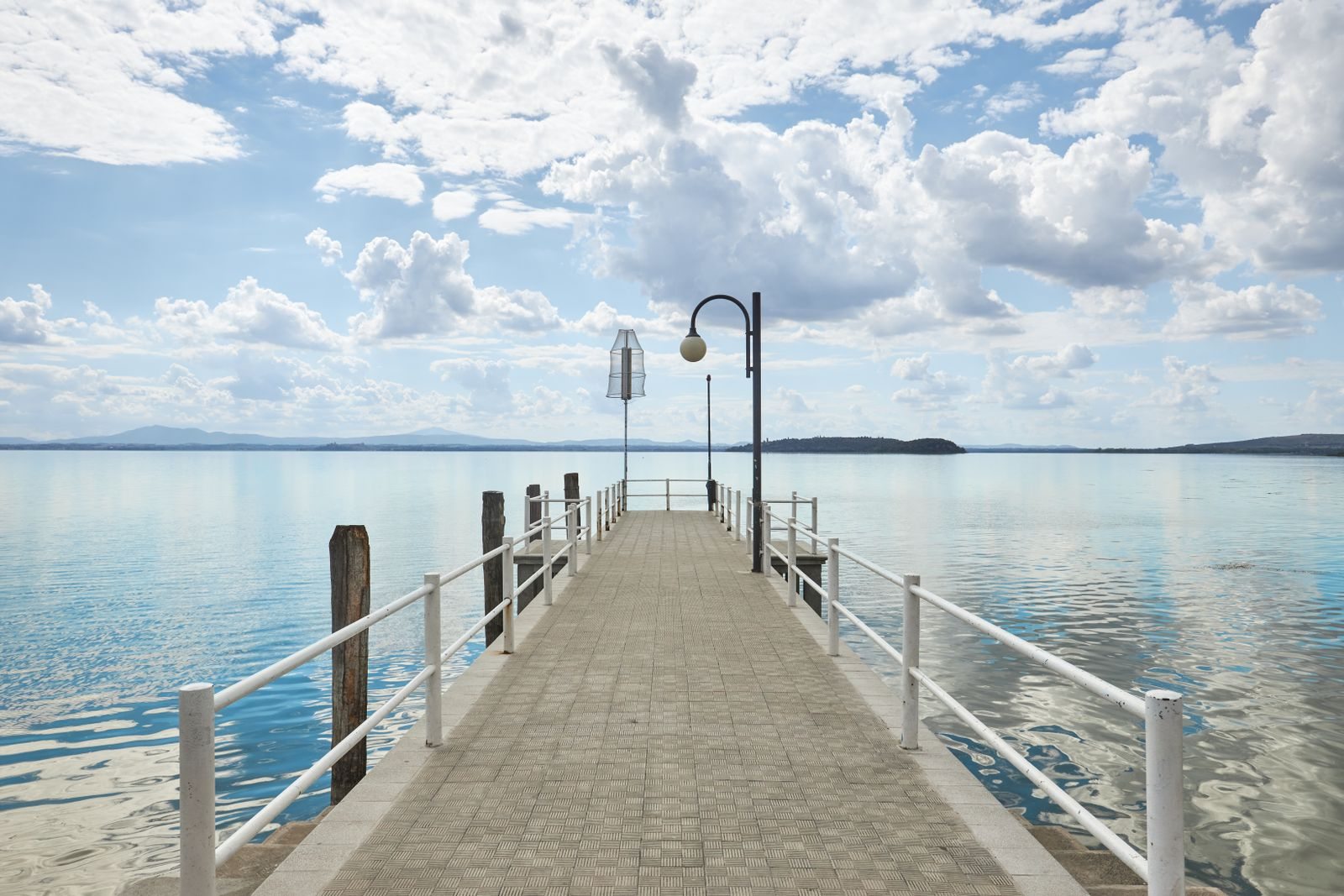 Pontile piano con corrimano sul Lago Trasimeno