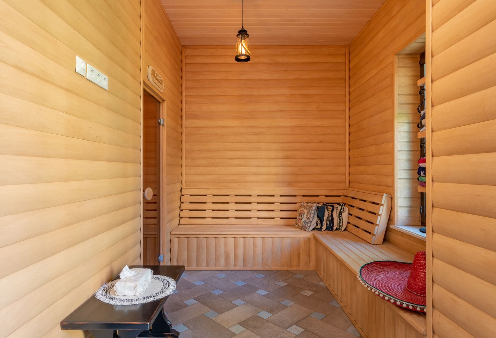 Interno luminoso di una sauna di legno