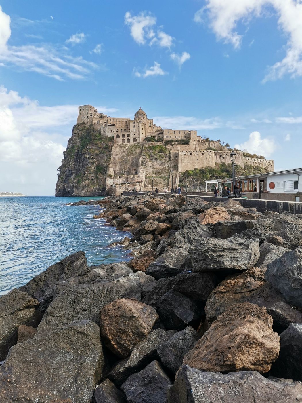 Castello Aragonese di Ischia visto dalla riva