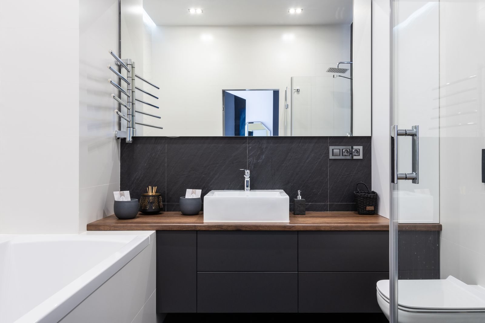 Bagno con vasca, lavabo e doccia separata
