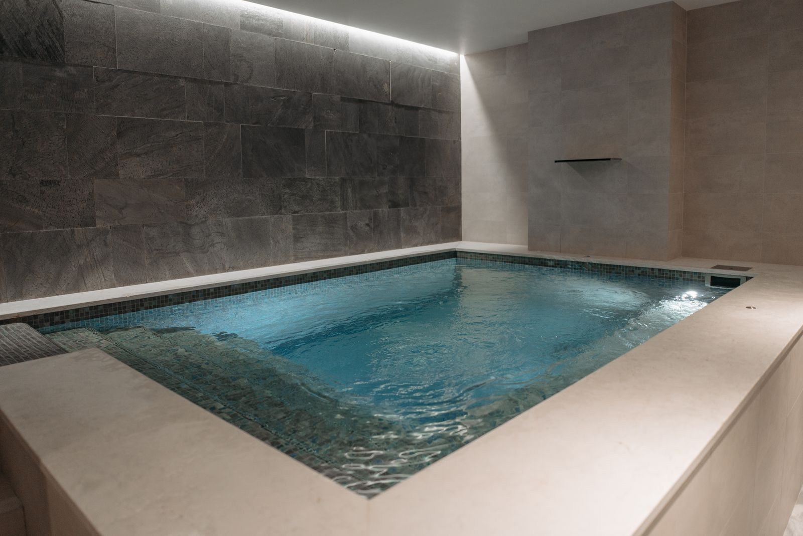 Piccola piscina interna con pareti in pietra