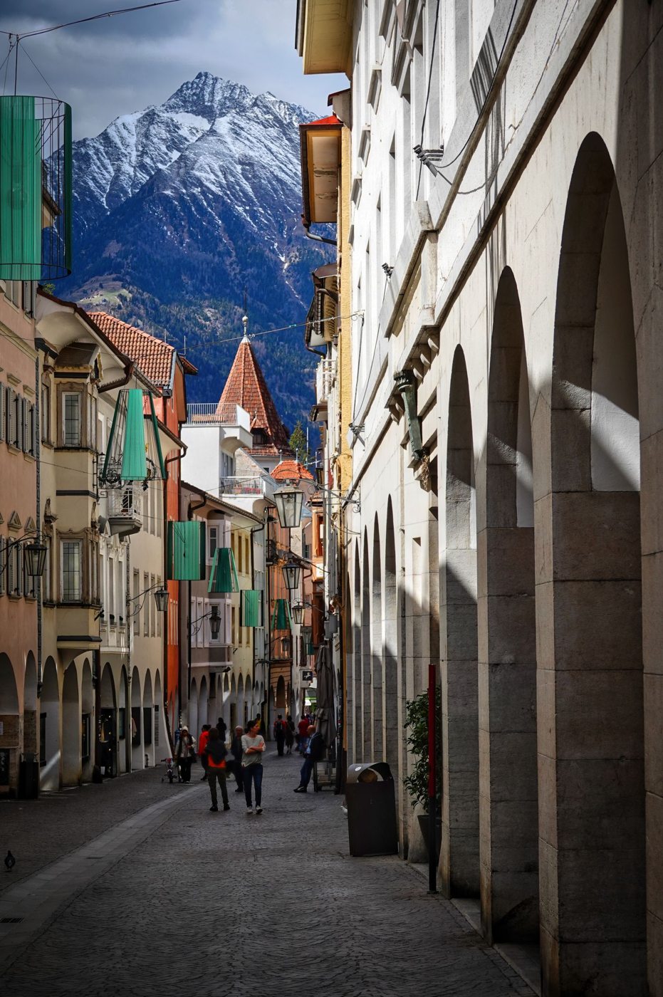 Strada di Merano con le montagne sullo sfondo