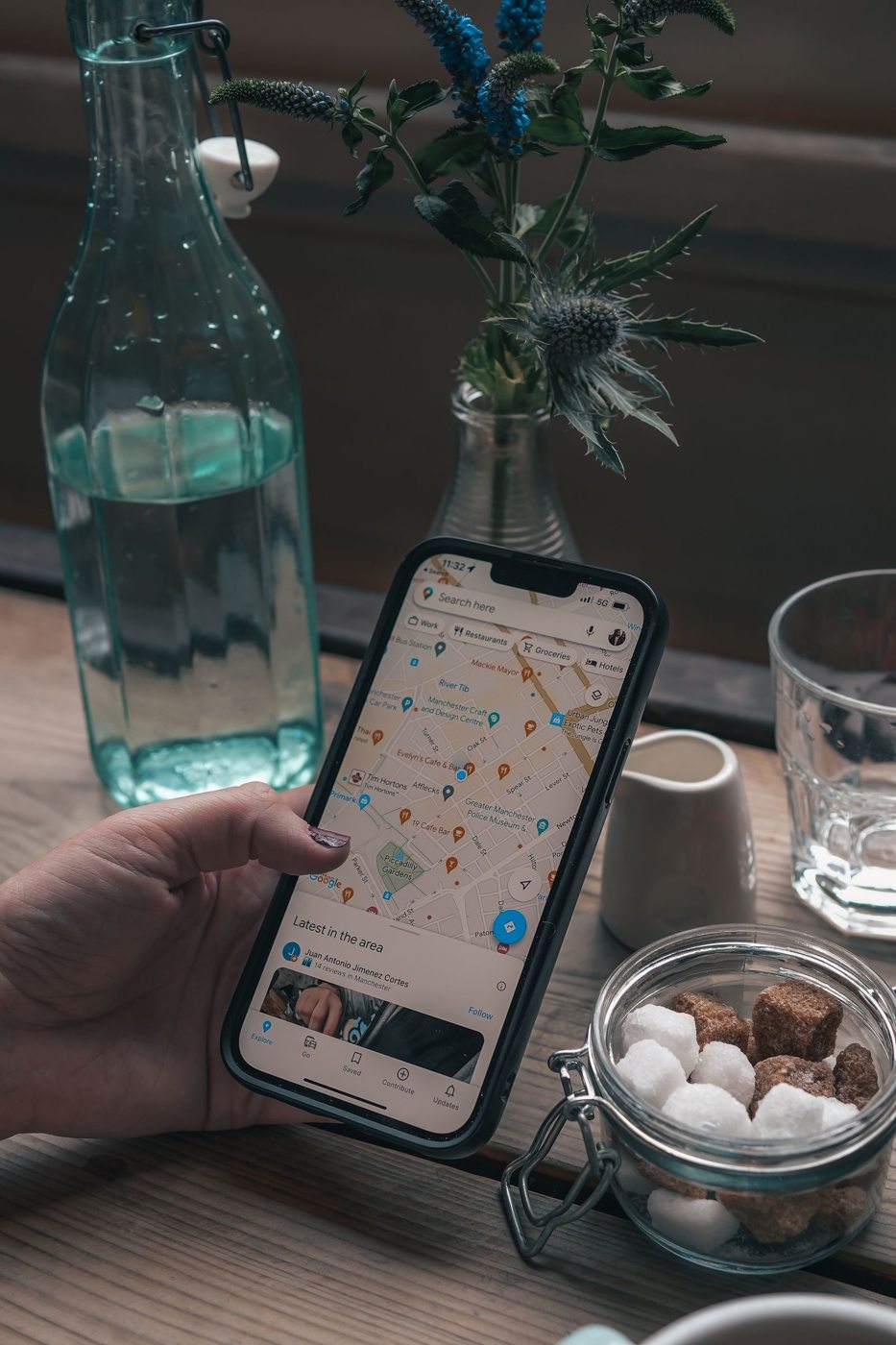 Persona che consulta una mappa sul telefono