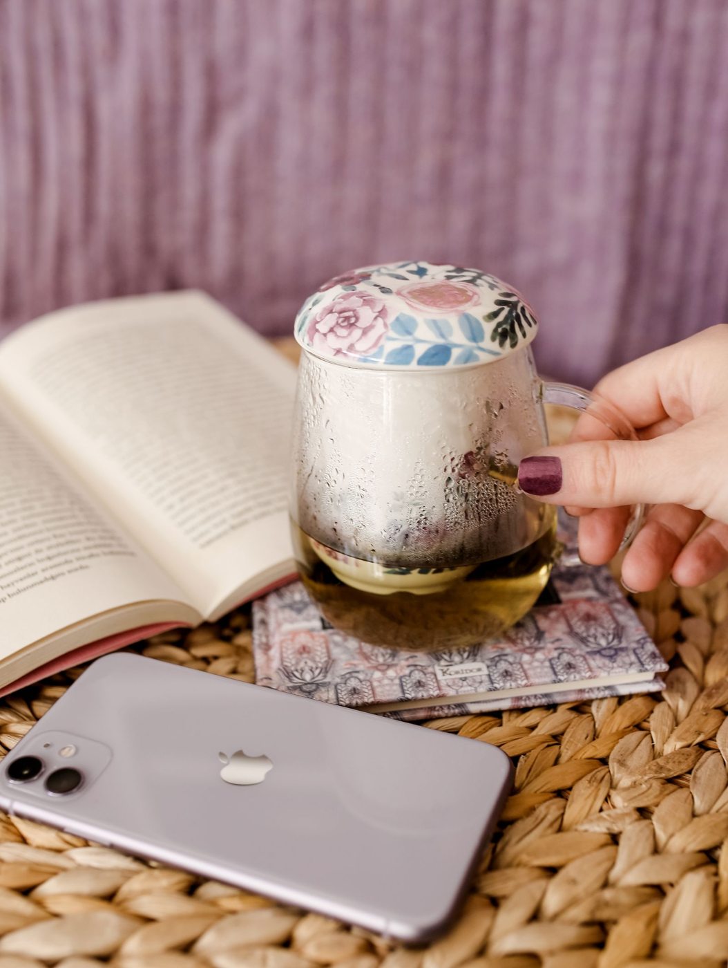 Libro, bevanda e telefono appoggiati durante una pausa