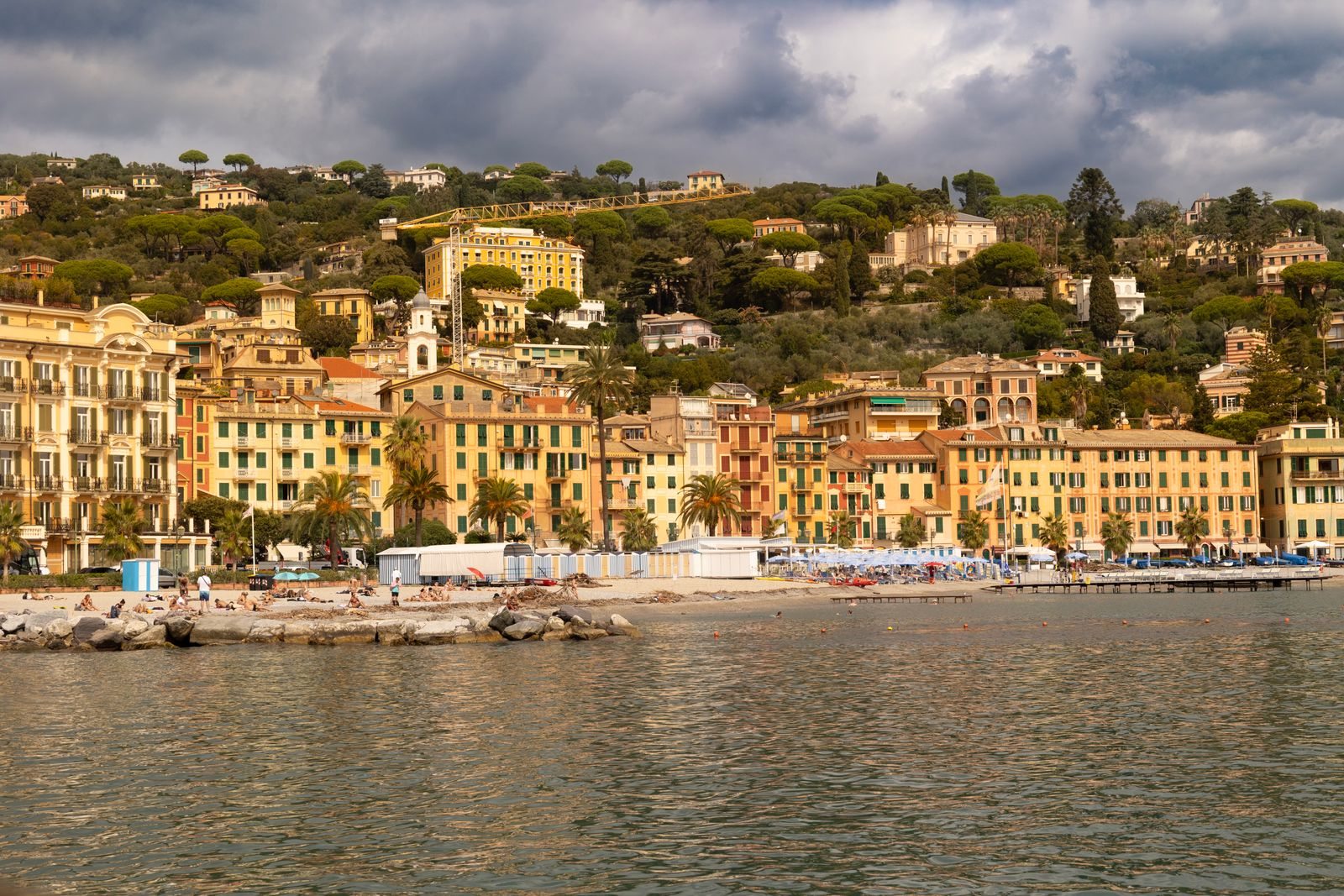 Case colorate affacciate sull'acqua in Liguria