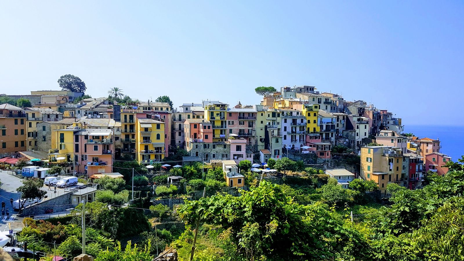 Corniglia sulla collina sopra il mare