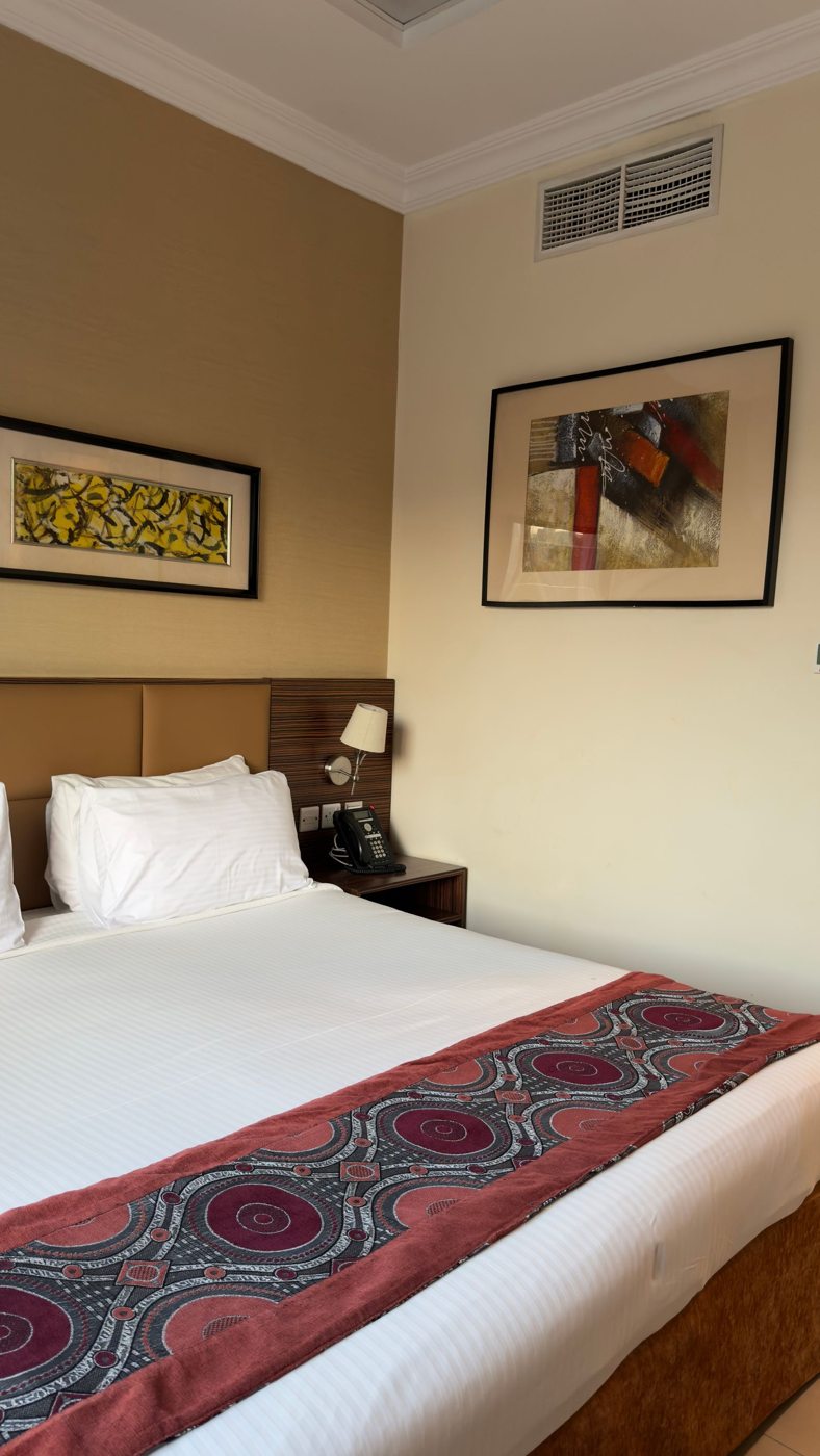 Letto e comodino in una camera d'albergo