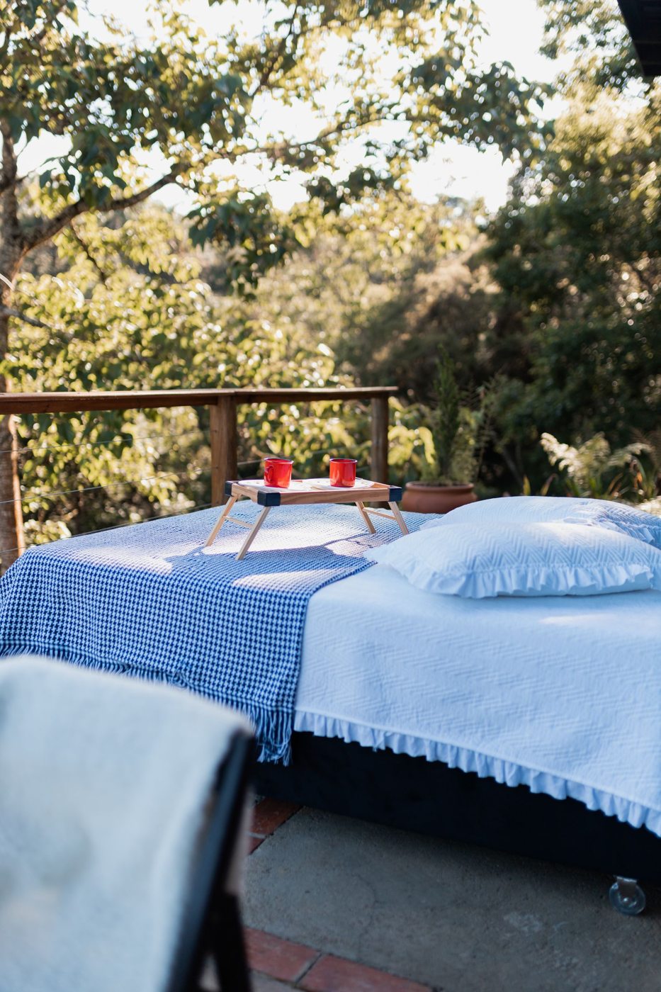 Letto all'aperto circondato dal verde