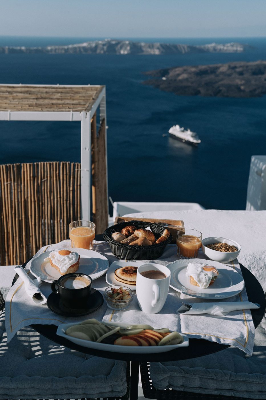 Colazione servita su un tavolo con vista sul mare