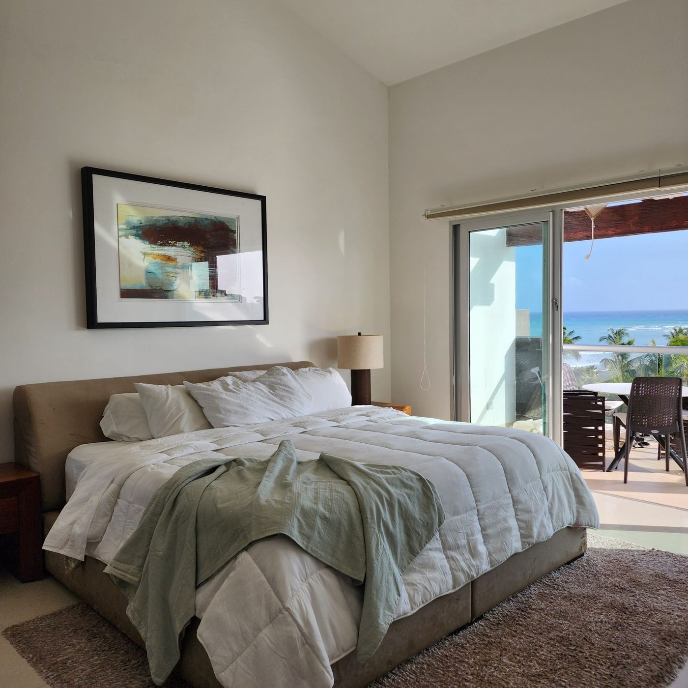 Letto e porte aperte verso una terrazza