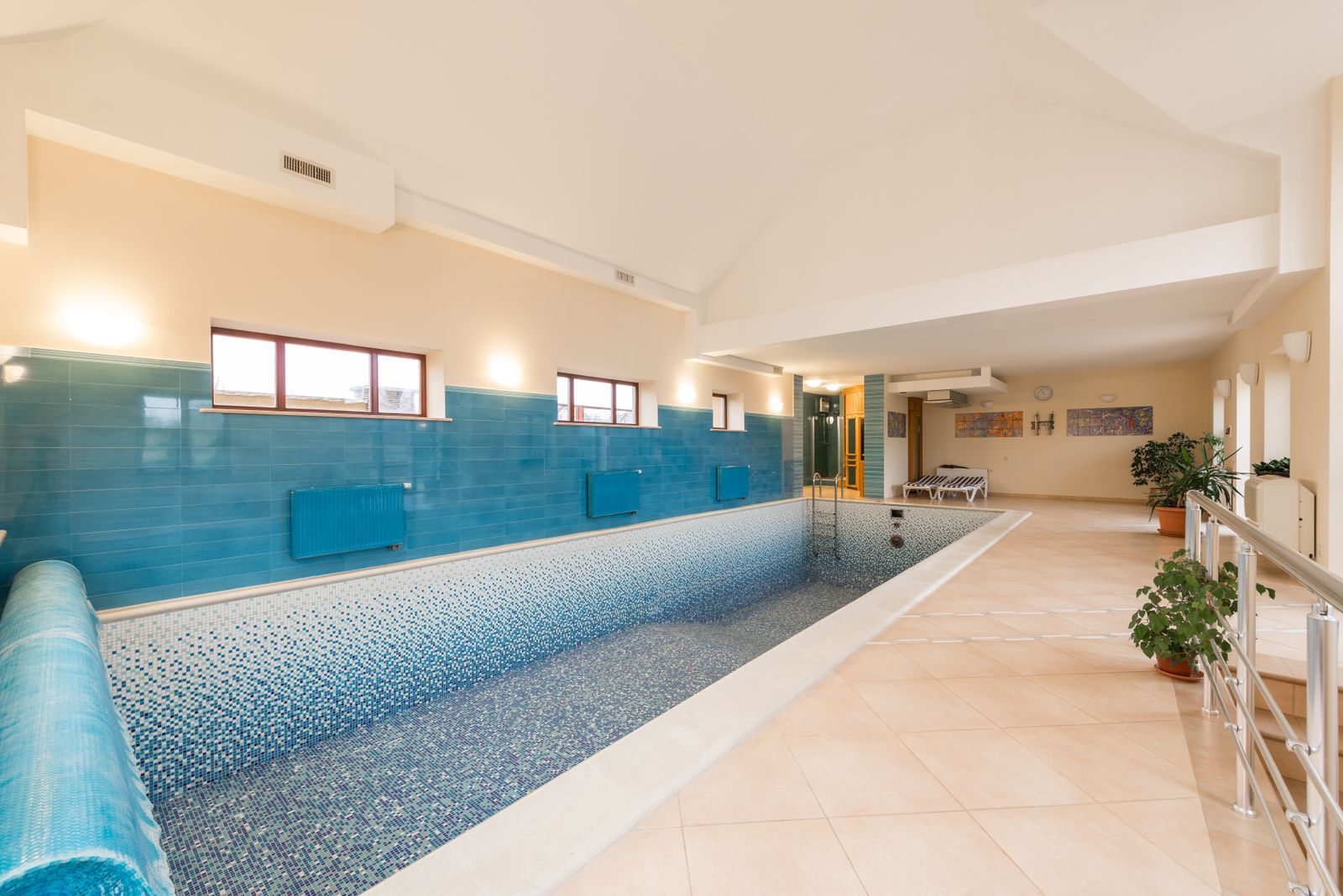 Piscina coperta illuminata dalle finestre