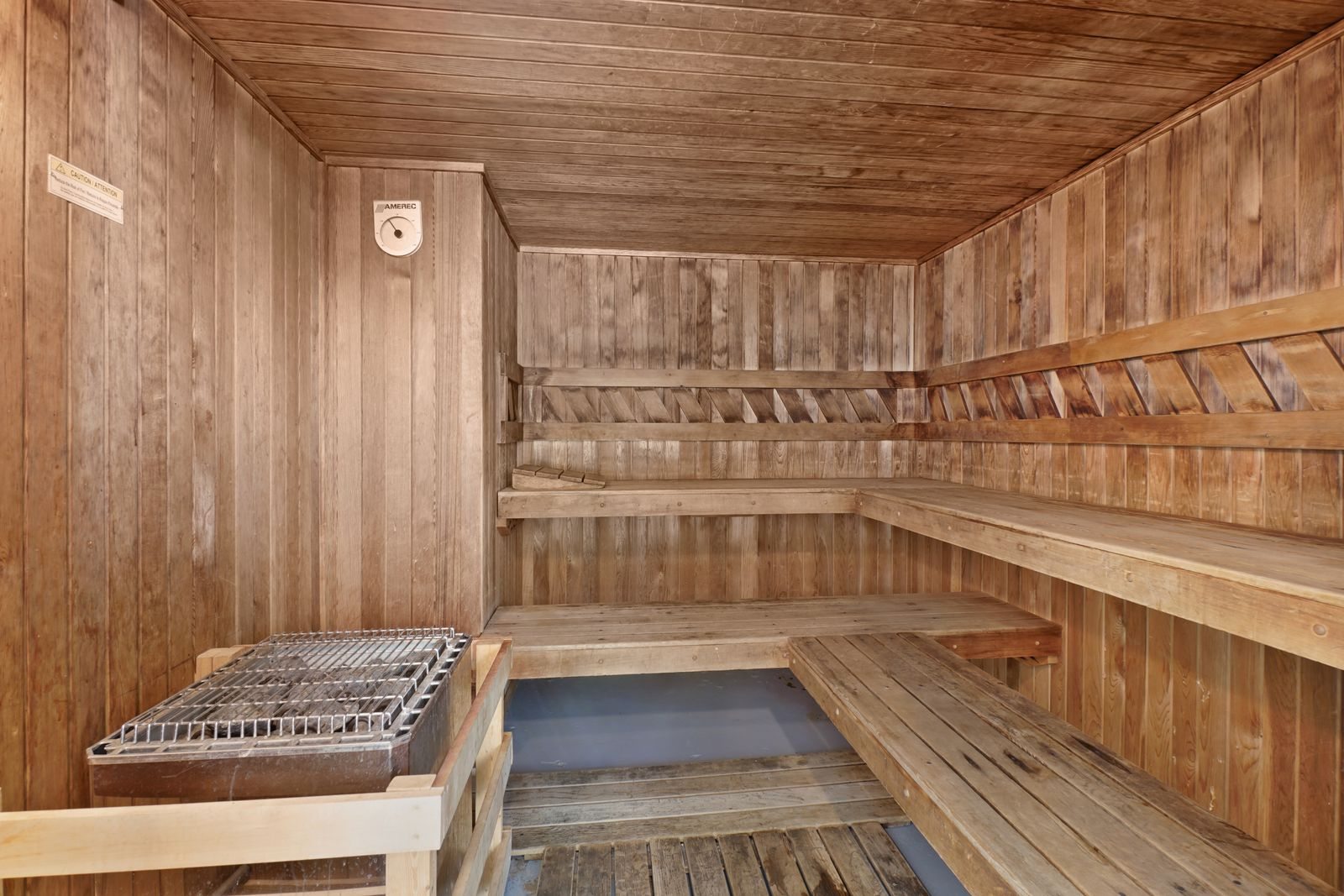 Panche di legno all'interno di una sauna