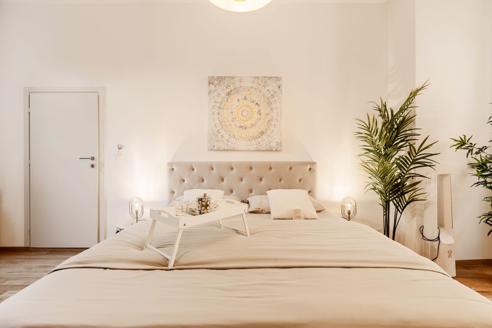 Letto matrimoniale con cuscini e biancheria chiara