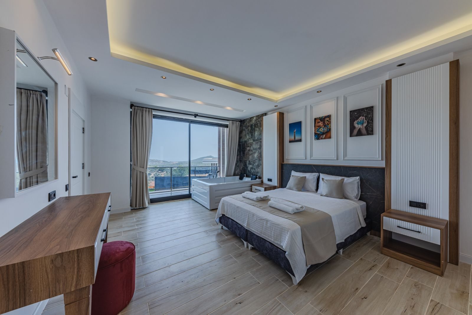 Camera spaziosa con letto e accesso alla terrazza