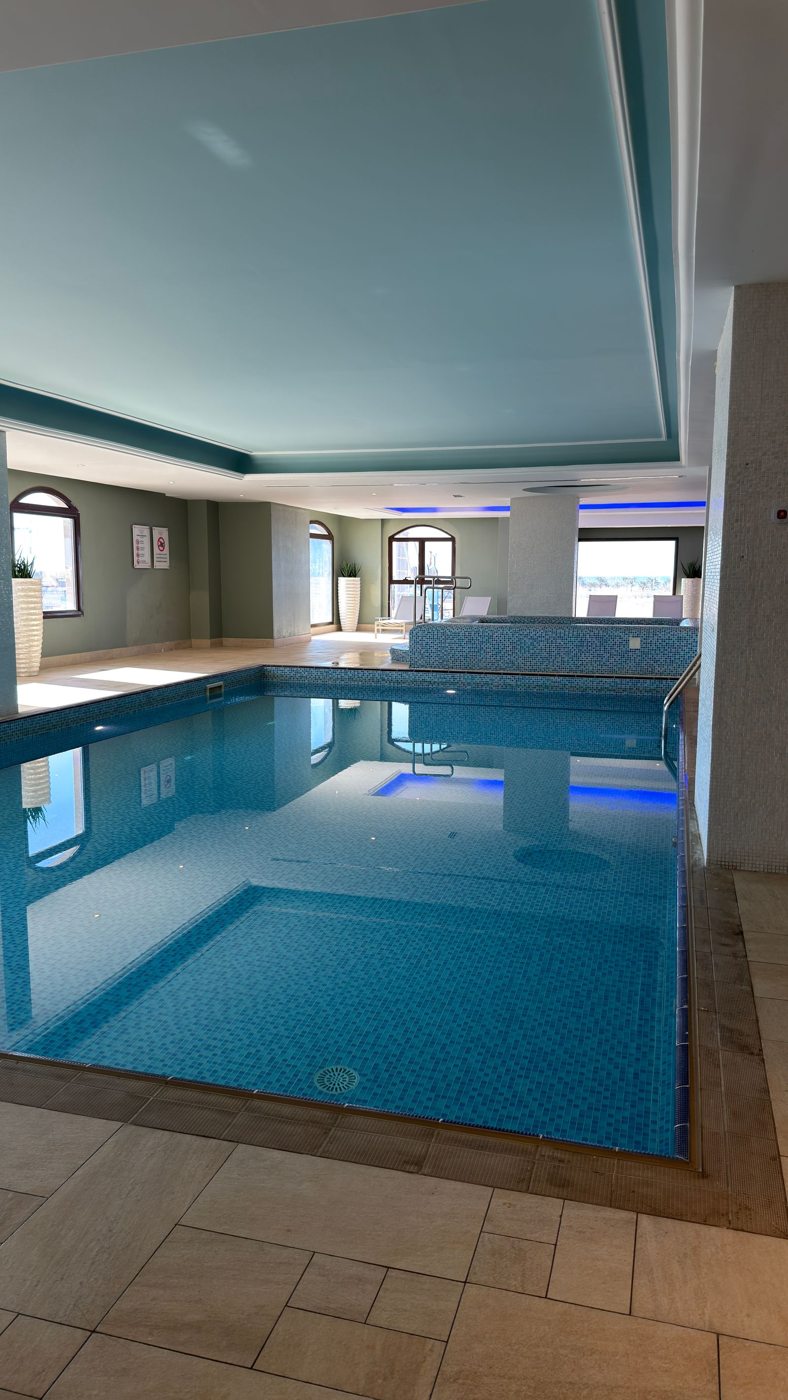 Piscina interna con luce naturale