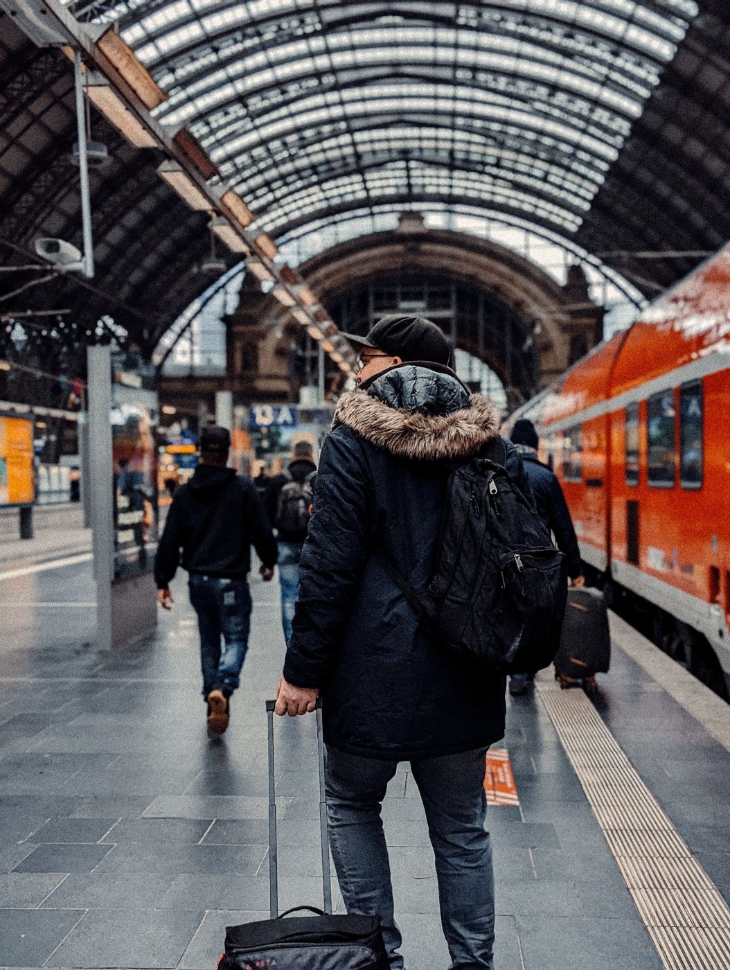 Viaggiatore con zaino all'interno di una stazione
