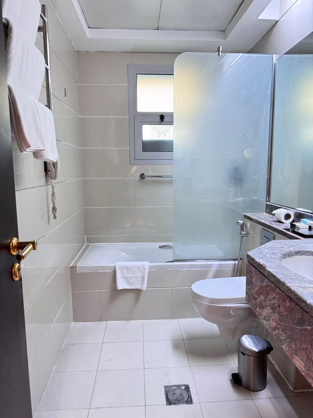Bagno d'albergo con doccia, lavabo e sanitari