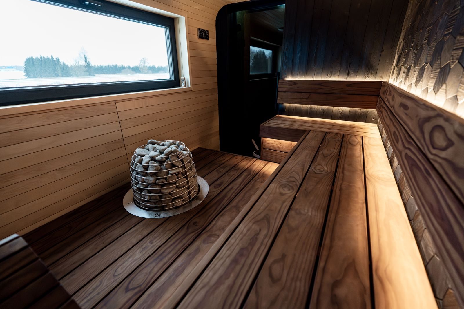 Sauna di legno con una finestra sul paesaggio