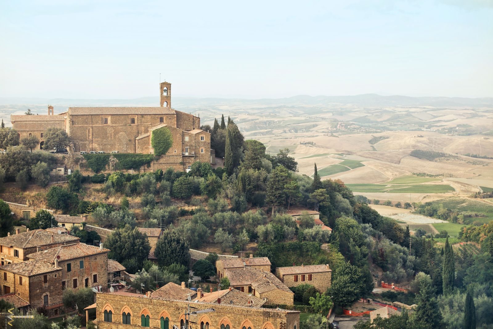 Borgo su una collina nel paesaggio toscano