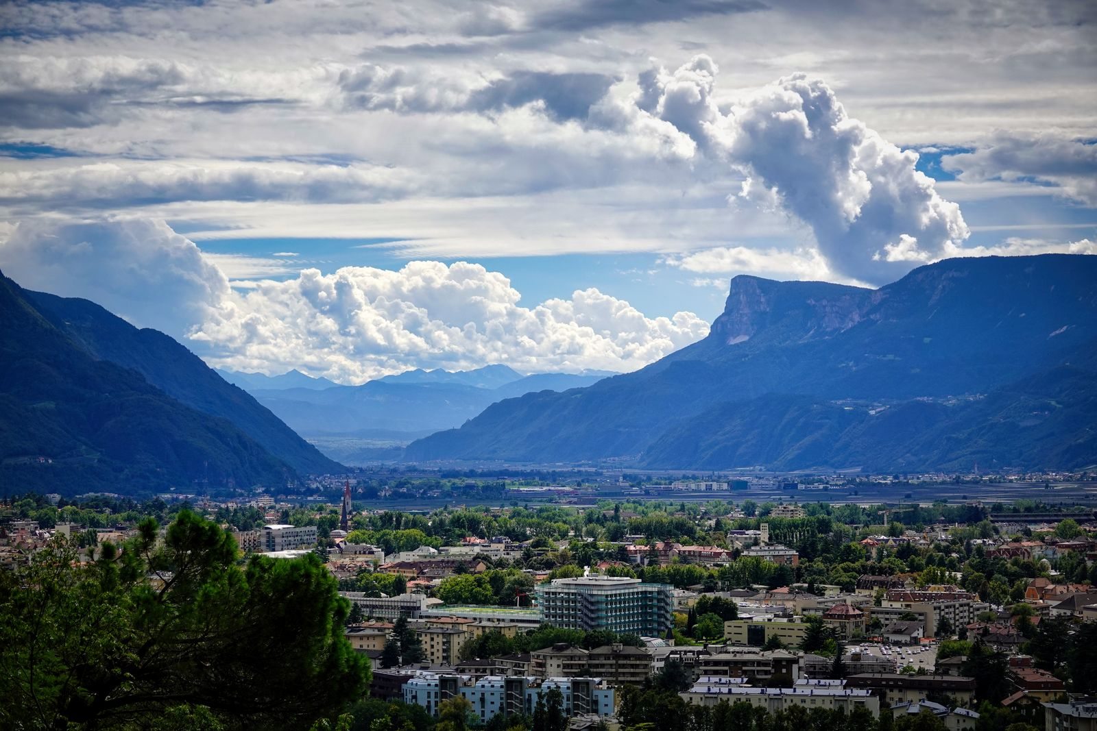 Nuvole sopra la valle e i rilievi di Merano