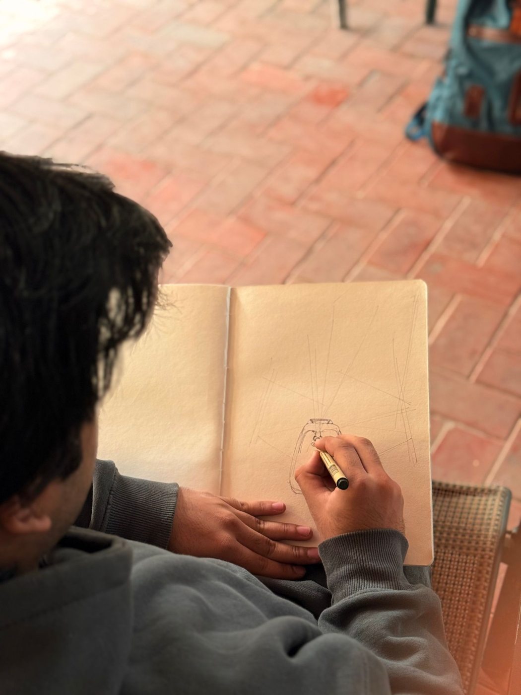 Mani che disegnano su un quaderno