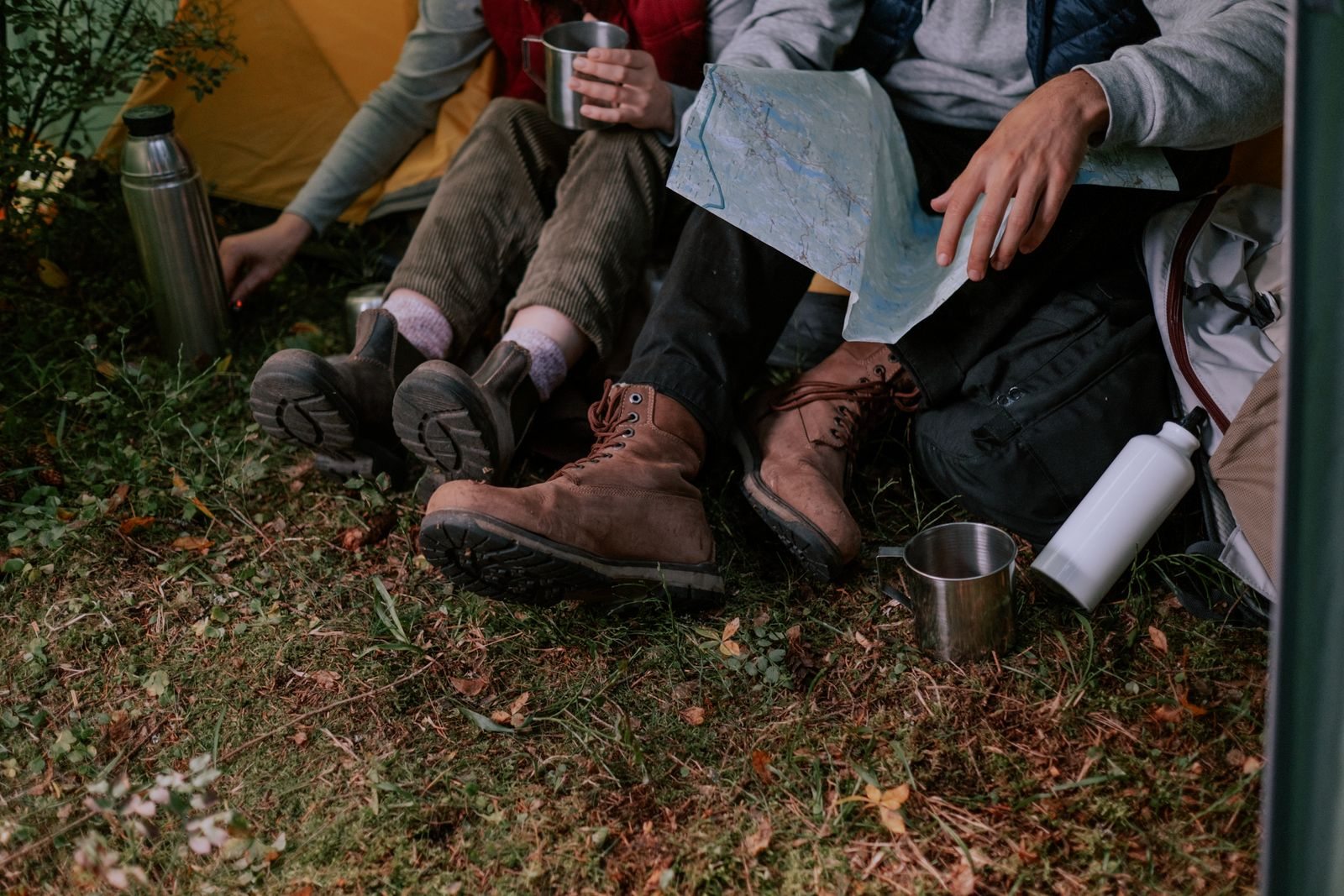 Scarponi e mappa durante una sosta lungo il cammino