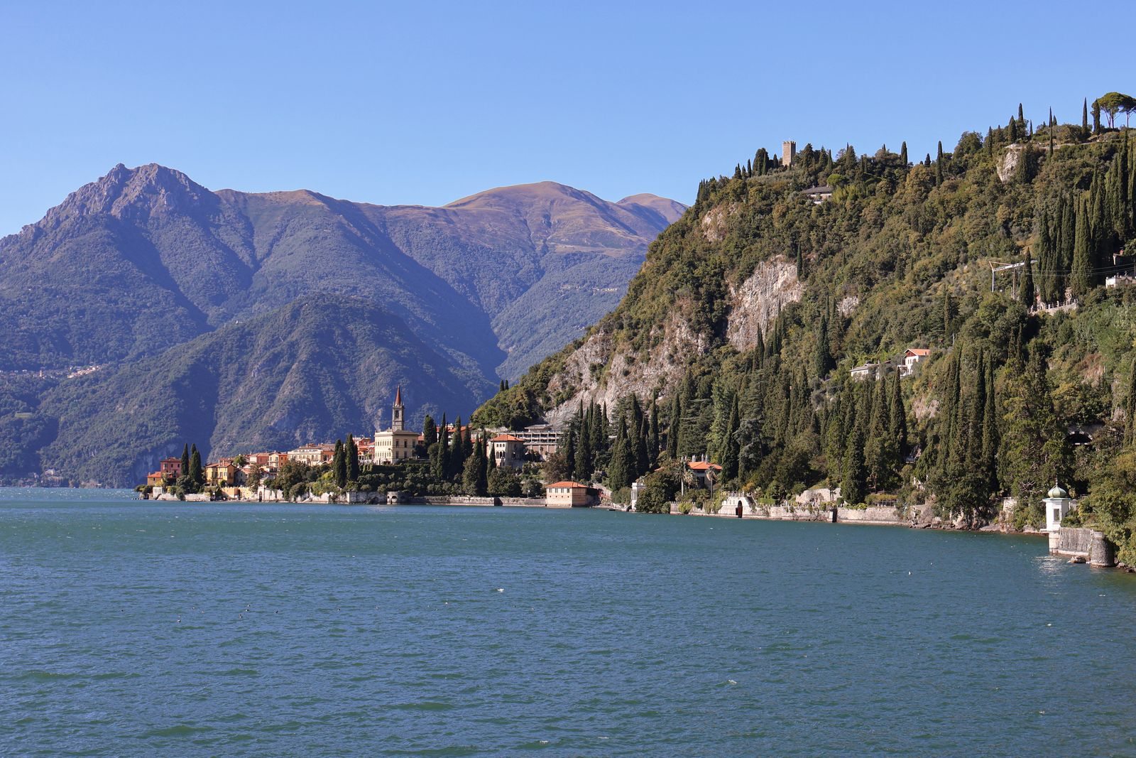 Riva del Lago di Como illuminata dal sole