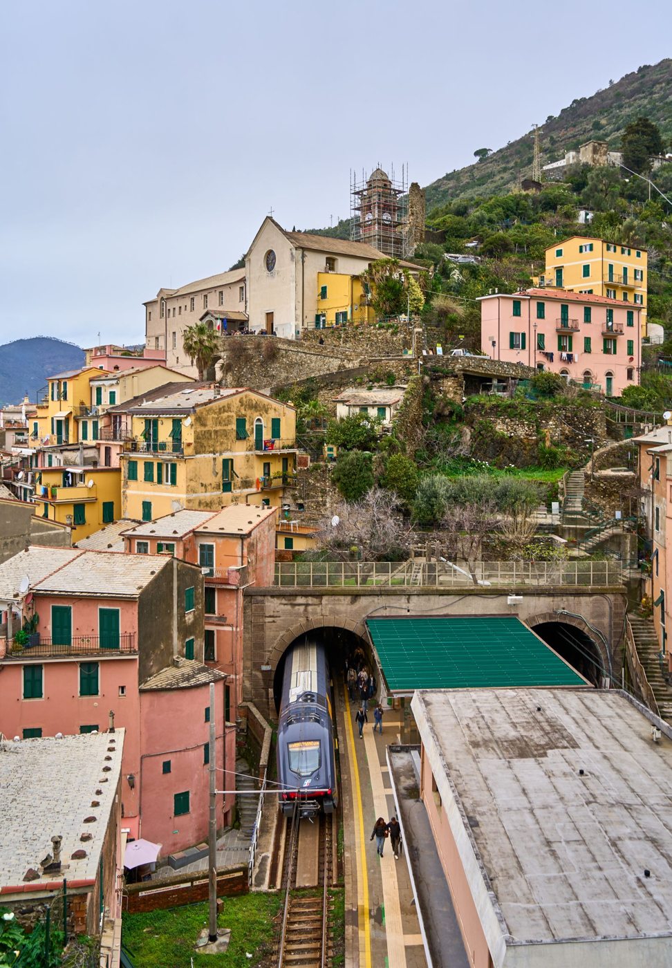 Stazione ferroviaria di Vernazza tra le case del borgo