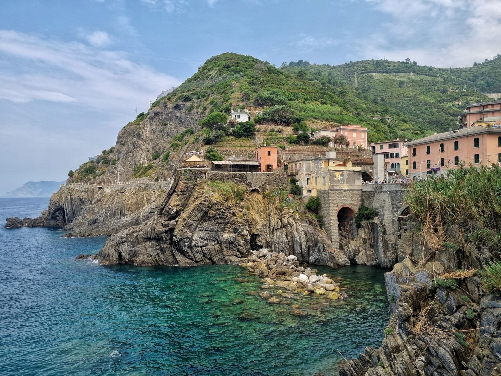 Borgo e costa rocciosa in Liguria
