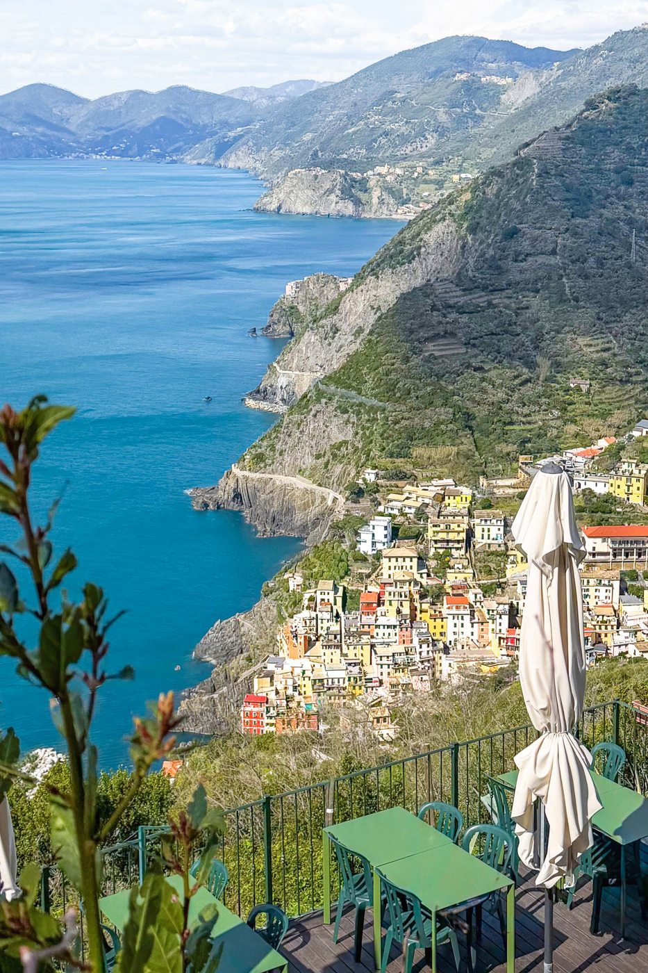 Costa ligure con case e rilievi a picco sul mare