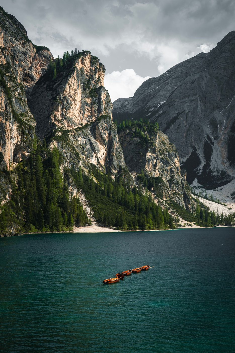 Pareti rocciose delle Dolomiti sopra un lago
