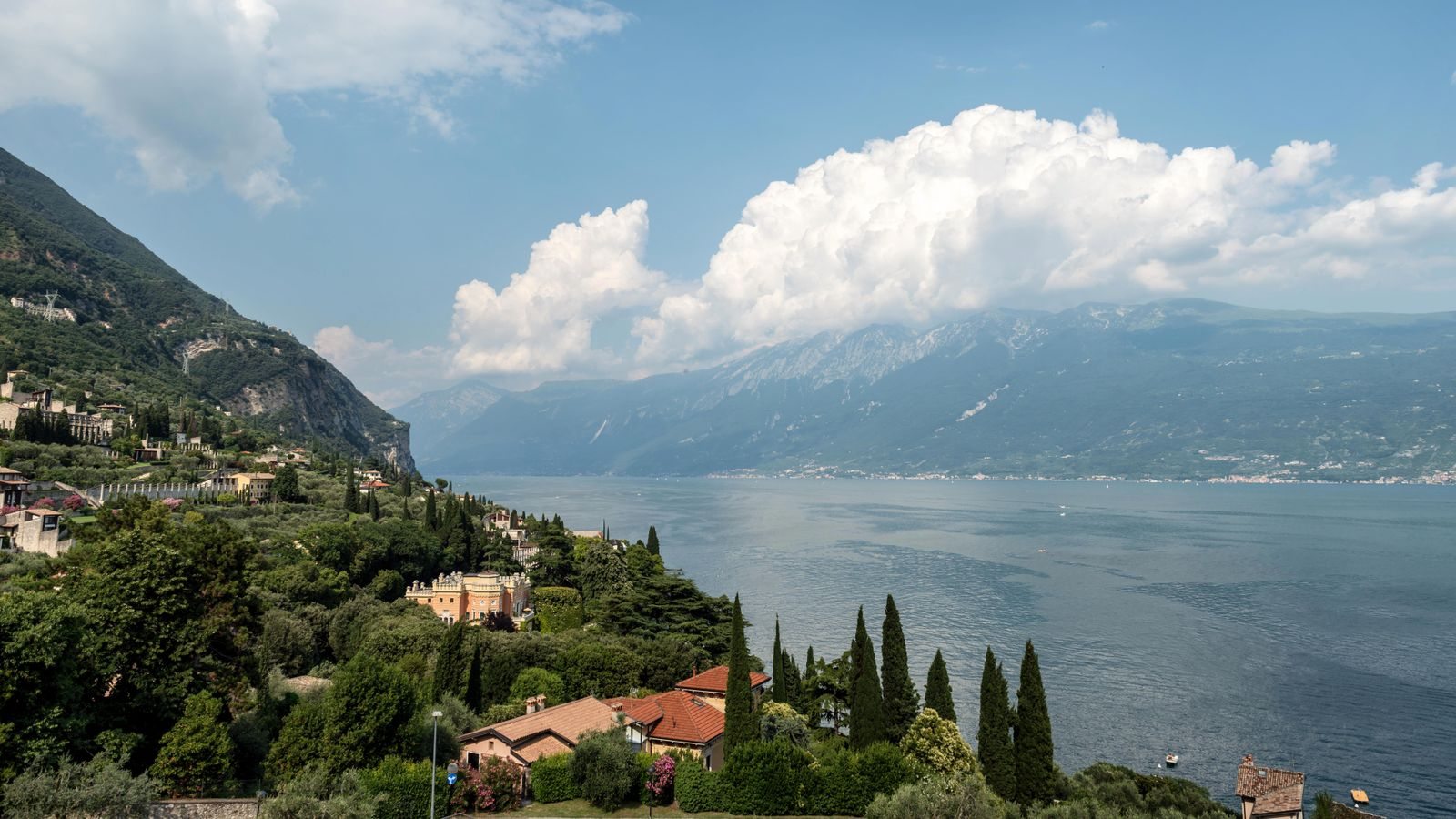 Riva del Lago di Garda con colline e abitazioni
