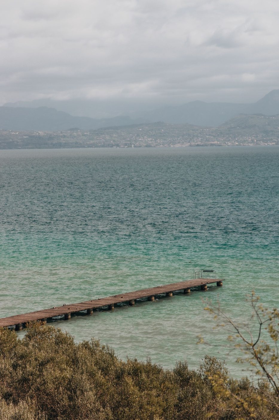 Piccolo pontile sulla riva del Lago di Garda