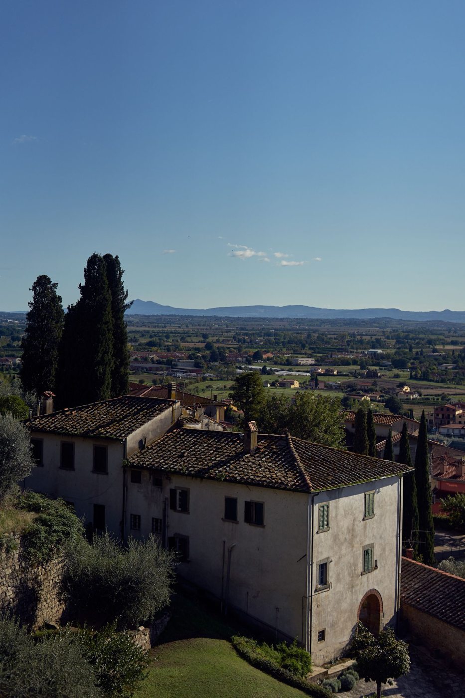 Edificio rurale e campagna toscana