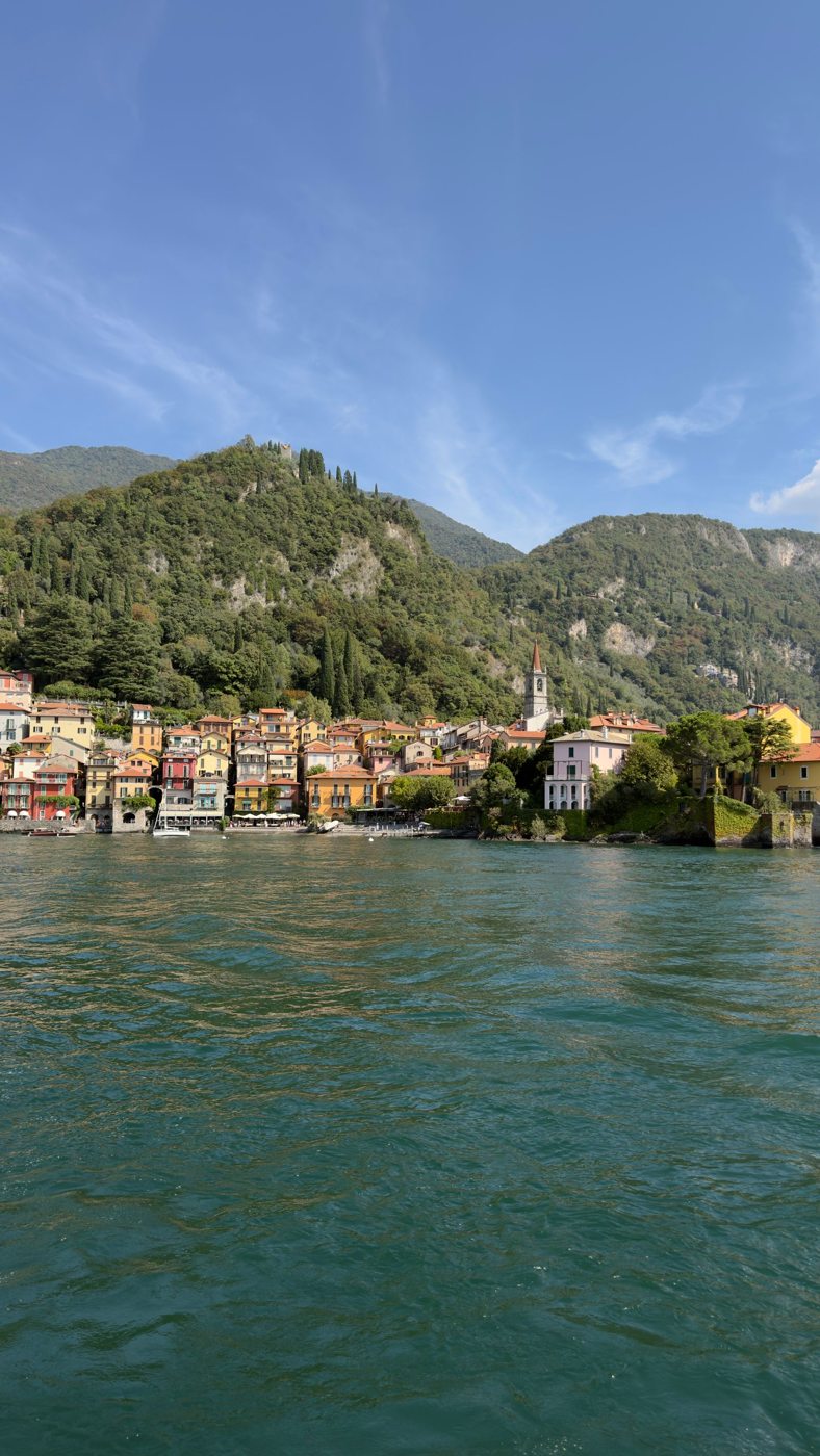 Varenna e il Lago di Como osservati dall'acqua
