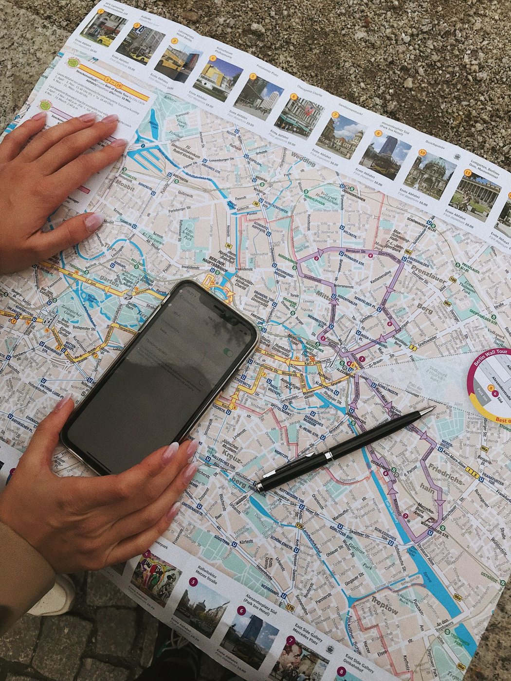 Telefono e penna sopra una mappa cartacea