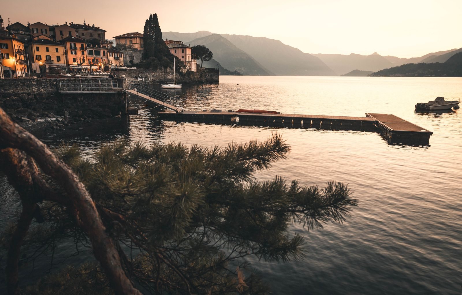Luce del tramonto sulla riva del Lago di Como