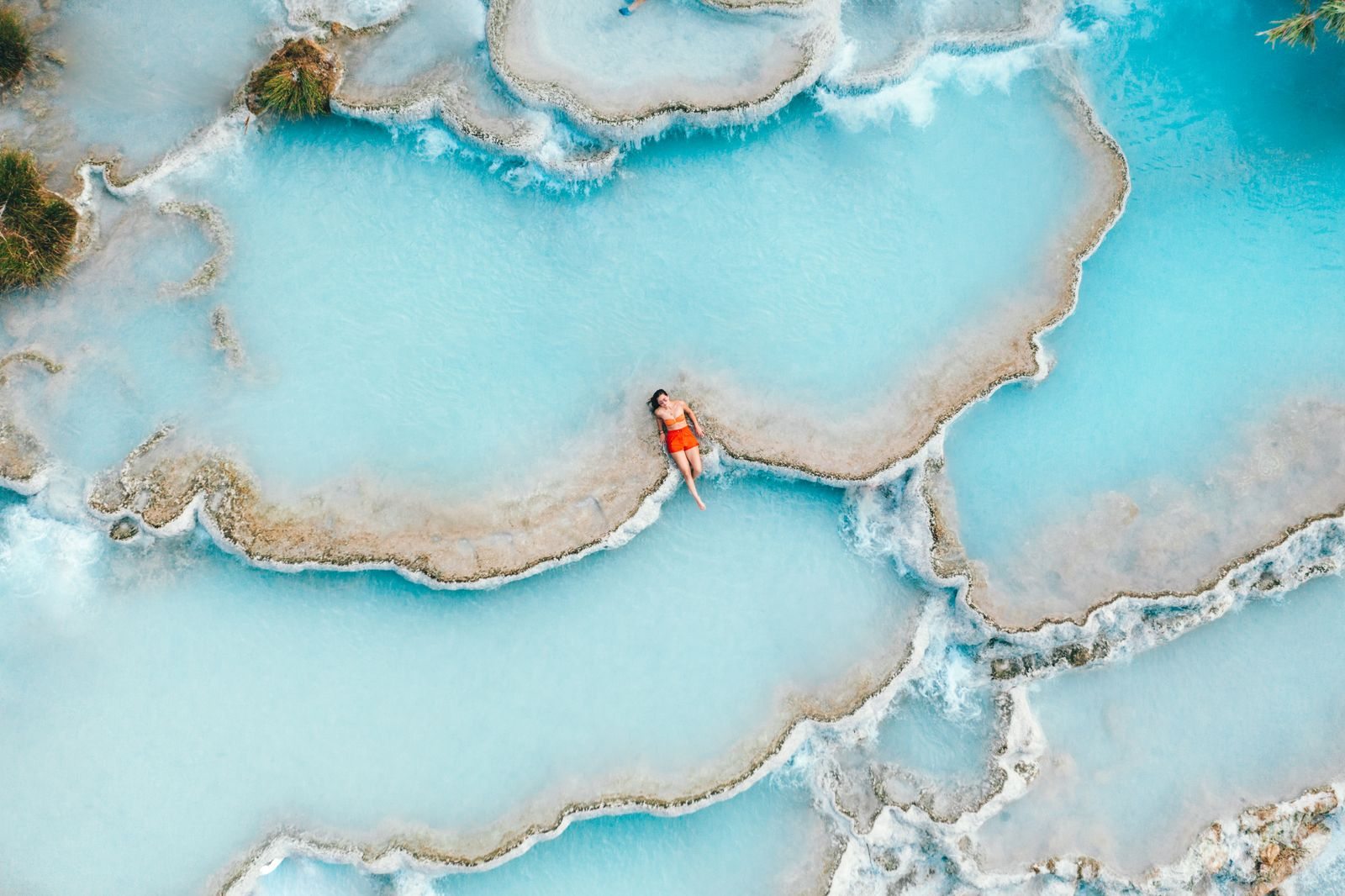 Vasche naturali di acqua termale viste dall'alto in Toscana