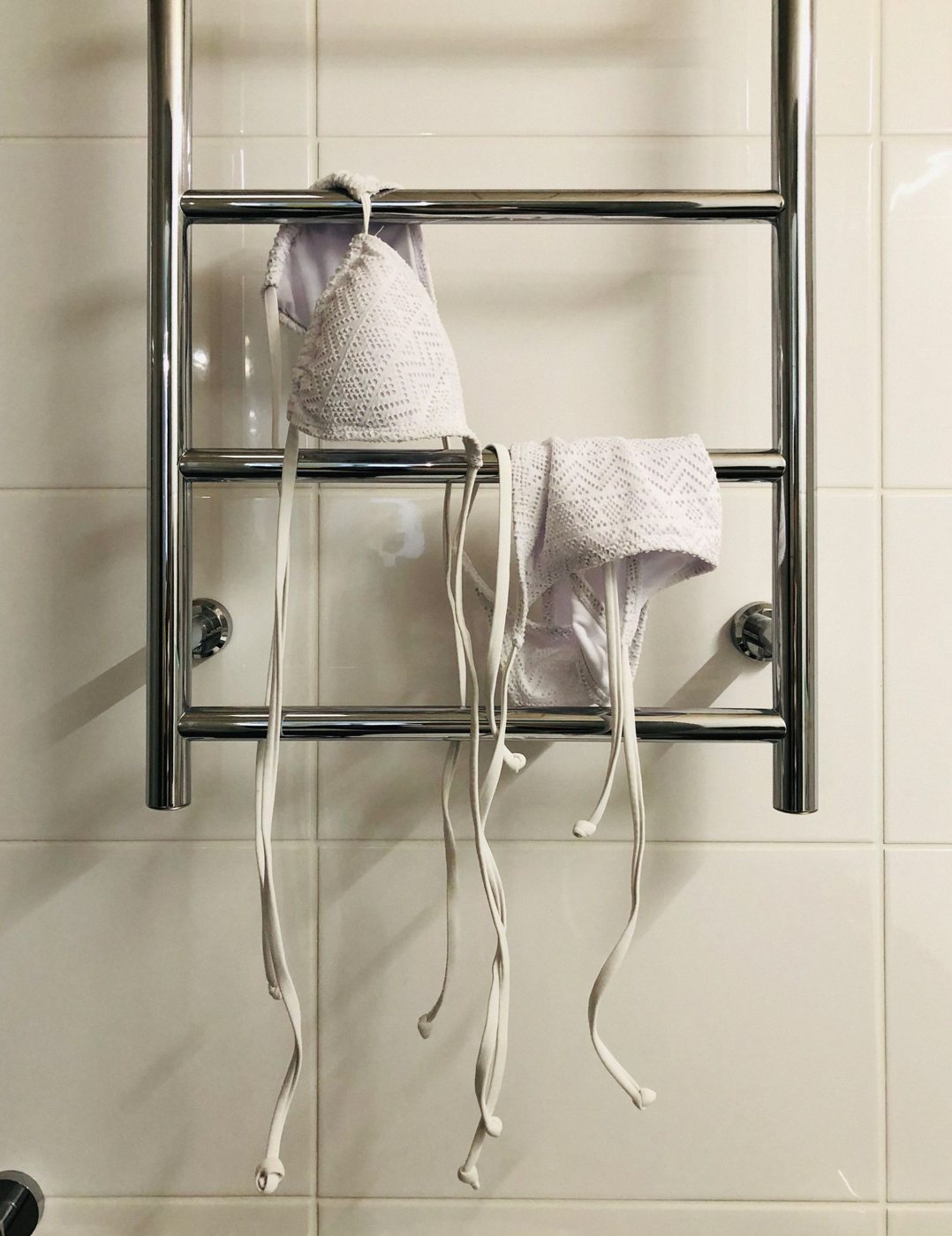 Costume da bagno appeso ad asciugare su un portasciugamani