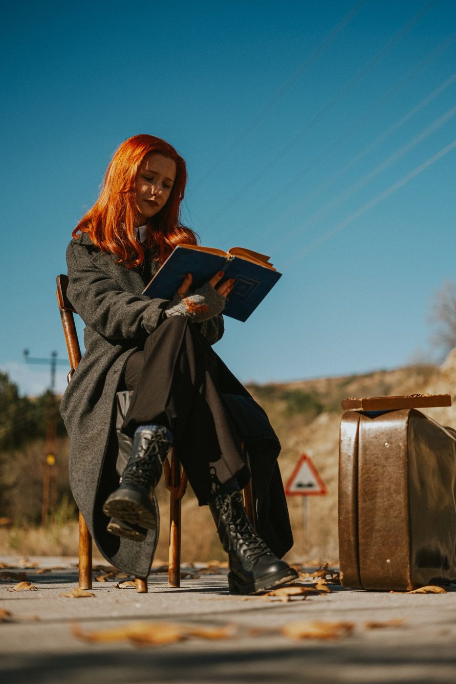 Persona seduta all'aperto con un libro aperto